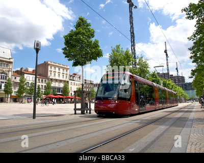 Straßenbahn in der Stadt. Clermont-Ferrand. Auvergne. Frankreich Stockfoto