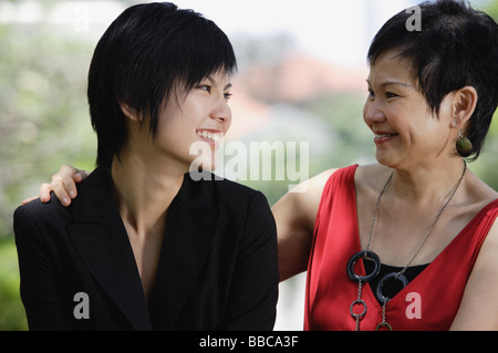 Mutter und Erwachsene Tochter sahen einander Stockfoto