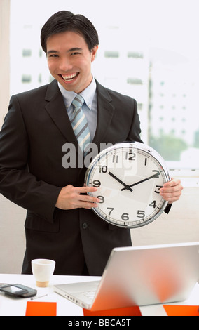 Geschäftsmann, steht man vor der Rezeption, mit Uhr Stockfoto