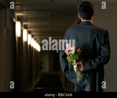 Mann im Büro mit Blumen Stockfoto
