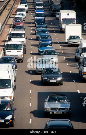 Verkehr, die Warteschlangen auf einem stark frequentierten Autobahn während der Hauptverkehrszeit in England Stockfoto