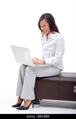Business-Frau sitzen auf Bank, mit laptop Stockfoto