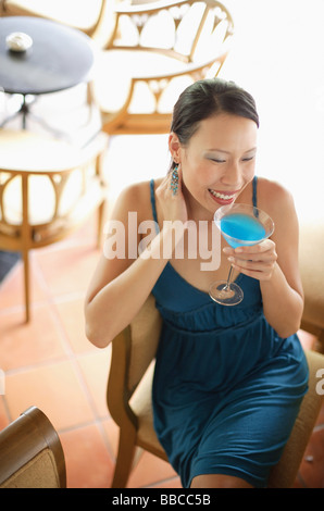 Frau sitzend auf Stuhl, trinken, cocktail, erhöhte Ansicht Stockfoto