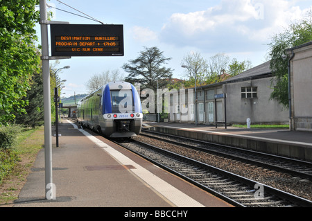 TER Bahnhof verlassen Issoire Eisenbahn, Puy de Dôme, Auvergne, Frankreich Stockfoto