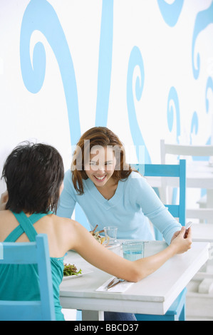 Junge Frauen im café Stockfoto