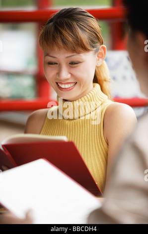 Paar auf der Suche auf Menüs Stockfoto