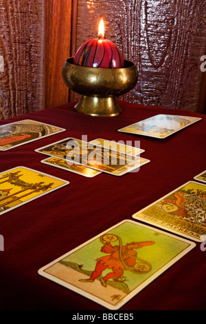 Tarot-Karte mit dem Rider-Waite Deck zu verbreiten. Stockfoto