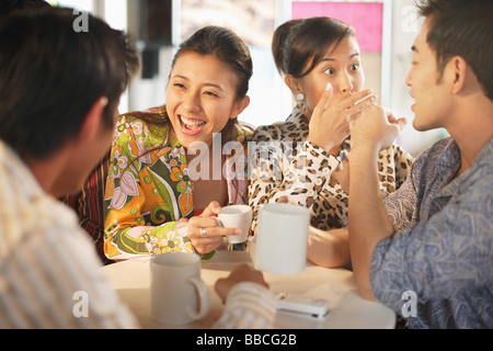 Freunde, die Tee und Kaffee Stockfoto