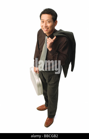 Mann mit Jacke und Aktenkoffer, lächelnd in die Kamera Stockfoto