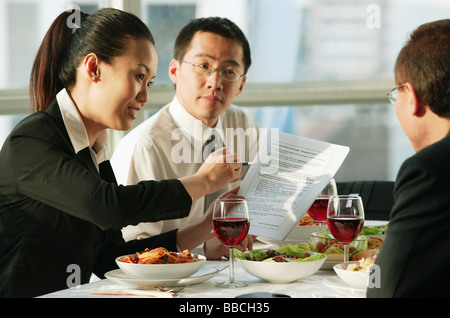 Führungskräfte mit Mittagessen treffen Stockfoto