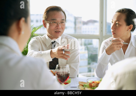 Führungskräfte mit Mittagessen treffen Stockfoto