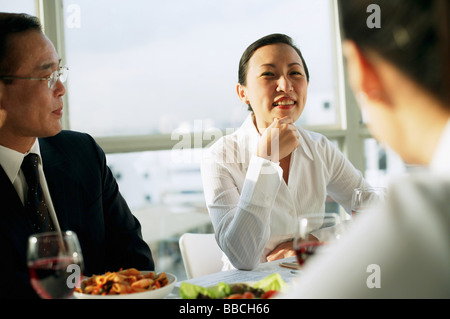 Führungskräfte mit Mittagessen Stockfoto