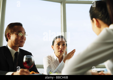 Führungskräfte mit Mittagessen treffen Stockfoto