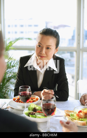 Geschäftsfrau sitzt am Mittagstisch, über die Schulter-Blick Stockfoto