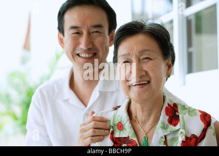 Mutter und Sohn, Blick auf die Kamera zu Lächeln Stockfoto