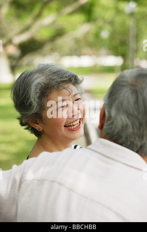 Frau, Lächeln, über die Schulter-Blick Stockfoto