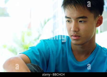 Teenager Boy wegschauen Stockfoto