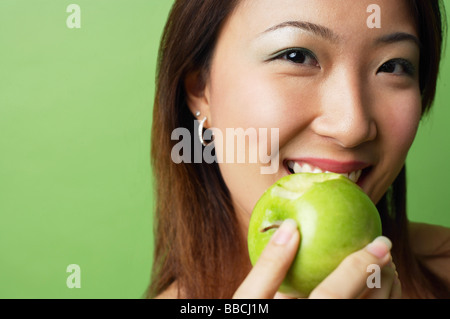 Frau Essen grüner Apfel Stockfoto