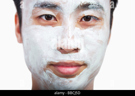 Mann mit Gesichtsmaske, Blick in die Kamera Stockfoto