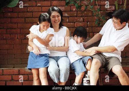 Familie mit zwei Kindern, herumalbern Stockfoto