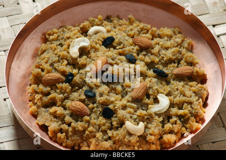 Moong Dal Halwa – eine indische Süßspeise Stockfoto