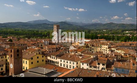 Blick über die Dächer von Lucca mit Hügeln im Abstand und Basilica Di San Frediano prominent in den Vordergrund, Toskana, Italien. Stockfoto