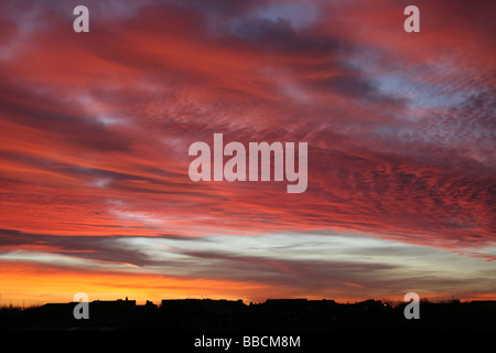 "Roter Himmel am Morgen, Segler nehmen Warnung" Urban Winter Sunrise, Liverpool, Merseyside, UK Stockfoto