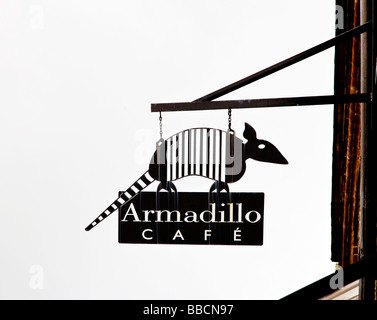 Schmiedeeisen hängende Zeichen für ein Café in der Form ein Gürteltier Stockfoto