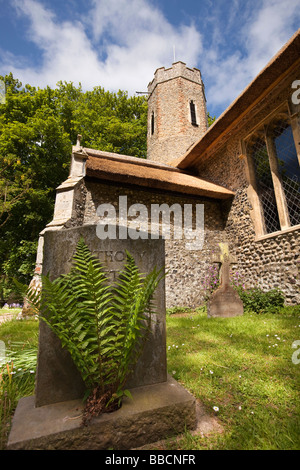 UK England Norfolk Horsey Allerheiligen strohgedeckten Pfarrkirche mit Saxon Runde Turm Basis Stockfoto