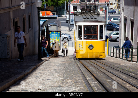 Elevador da Gloria, die bekannte Standseilbahn verbindet den Restauradores Platz Bairro Alto in Lissabon, Portugal. Stockfoto