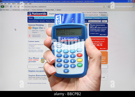 Nationwide Building Society Chip-und-PIN-card reader in der Hand gehalten, Großbritannien Stockfoto