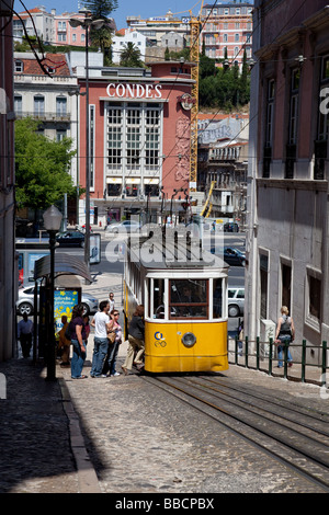 Elevador da Gloria, die bekannte Standseilbahn verbindet den Restauradores Platz Bairro Alto in Lissabon, Portugal. Stockfoto
