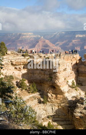 Touristen sehen das South Rim des Grand Canyon Arizona USA Stockfoto