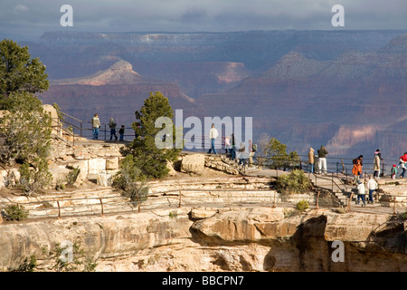 Touristen sehen das South Rim des Grand Canyon Arizona USA Stockfoto