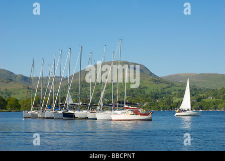 Yachten ankern in Pullwood Bay, Lake Windermere, Lake District National Park, Cumbria, England UK Stockfoto