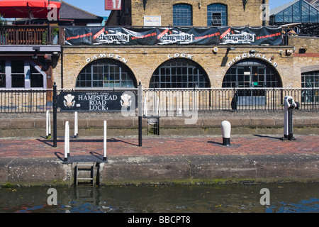 Camden Lock, Dingwalls Camden Stables Markt, Public House oder Pub durch die Hampstead Road Sperren & Regents Canal Stockfoto