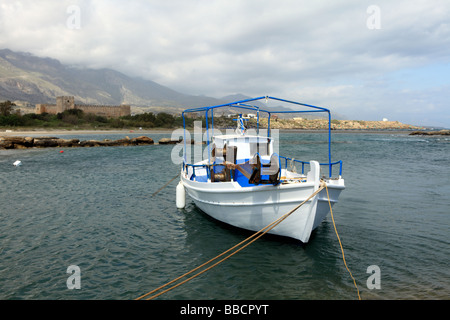 Eine griechische Angeln Caique vor Anker vor der Südküste von Kreta Frangokastello Schloss und die weißen Berge im Hintergrund Stockfoto