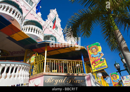 Lokalen Achitecture; Royal Plaza Mall, Oranjestad, Aruba-Insel, Königreich der Niederlande. Stockfoto