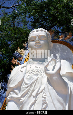 Oberteil der Statue von A Di Da oder Amitabha (der Buddha der Vergangenheit). Ta Cu Berg, Provinz Binh Thuan, Vietnam Stockfoto