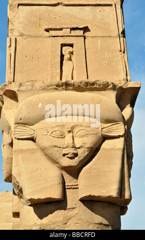 Hathor leitete Spalte der Kiosk von Qertassi Kertassi am alten nubischen Tempel von Kalabscha Mandulis am Nasser-See in der Nähe von Assuan, Ägypten Stockfoto