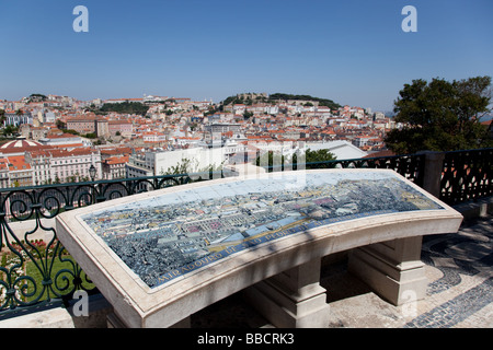 Blick auf die Baixa (Lissabon Innenstadt) und Sao Jorge Castle vom Miradouro de São Pedro de Alcantara (Belvedere). Stockfoto