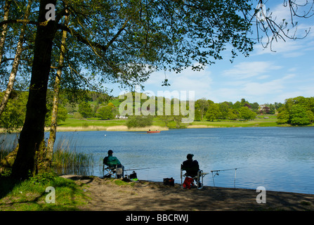 Zwei Angler am Ufer des Esthwaite Water District National Park, Cumbria, England UK Stockfoto