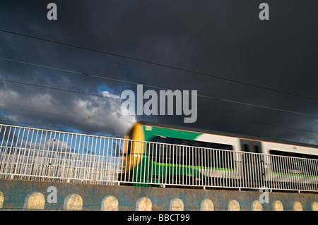 Klasse 323 Vorortbahn in den West Midlands in London Midland Lackierung Stockfoto