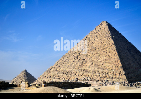 Pyramide des Mykerinos oder Mykerinos und eines Satelliten Queens Pyramiden Gizeh-Plateau in der Nähe von Kairo Stockfoto