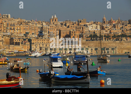 Malta. Ein Blick vom Senglea über Dockyard Creek und den Grand Harbour in Valletta. 2009. Stockfoto