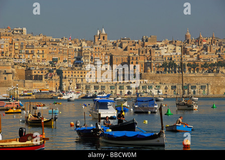 Malta. Ein Blick vom Senglea über Dockyard Creek und den Grand Harbour in Valletta. 2009. Stockfoto