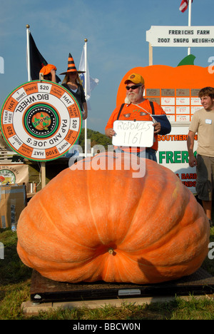 Teilnehmer mit Kürbis und Gewicht am riesigen Kürbis wiegen ab, Warren, Rhode Island, USA Stockfoto