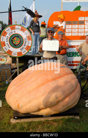 Teilnehmer mit Kürbis und Gewicht am riesigen Kürbis wiegen ab, Warren, Rhode Island, USA Stockfoto