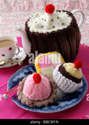 Gestrickte Kuchen und Tee Stockfoto