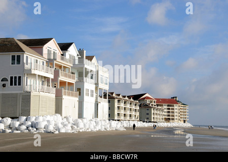 Sandsäcke zum Schutz Wild Dunes Resort vom Strand Erosion auf Isle of Palms, South Carolina Stockfoto